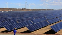 China a cheltuit mai mult pe energie curată decât restul lumii la un loc. Care sunt pericolele