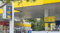 Benzina s-a ieftinit din nou considerabil azi, cât costă carburanții acum la fiecare lanț de benzinării
