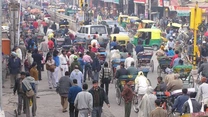 Locuitorii capitalei Indiei, New Delhi, vor primi subvenții de 1.000 de dolari pentru a-și schimba mașinile vechi cu autoturisme electrice