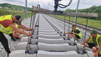 FOTO Calea ferată Cluj – Oradea: Tronsonul 1 are șina montată pe primul fir de circulație