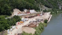 VIDEO Autostrada A1 Sibiu – Pitești: Imagini noi cu lucrările la ecoductul Călinești, care va traversa DN1, calea ferată și râul Olt