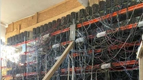 Fermă clandestină de criptomonede cu peste 400 de servere descoperită de ANAF într-o cladire dezafectată din Satu Mare