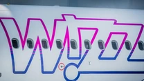 Zboară prin turbulențe, dar domină cerul României. Wizz Air raportează venituri de 5,7 miliarde de euro: Cât de dependentă e piața locală de operatorul low-cost