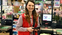 Auchan reia expansiunea pe formatul de hipermarket. Deschide în București, în locul Carrefour, și angajează 160 de persoane