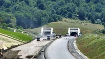 VIDEO A1 Sibiu – Pitești: Cum arată lotul cu primul tunel forat de autostradă din România cu câteva săptămâni înainte de deschidere