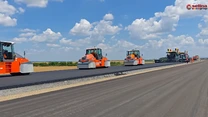 VIDEO Autostrada din România unde se asfaltează zilnic câte 1,5 kilometri pe o cale