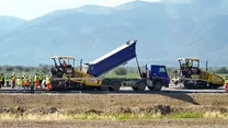 VIDEO Autostrada A13 Sibiu – Făgăraș: Makyol începe lucrările de asfaltare