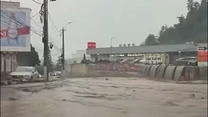 VIDEO Străzi inundate şi acumulări de apă în zona centrală a oraşului Buşteni; DN1 este închis