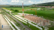 VIDEO Calea ferată Brașov – Sighișoara. Noile gări de pe traseu încep să prindă contur