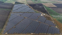 Proiectul energetic dezvoltat inițial de nepotul lui Ciolacu începe producția. Este primul proiect hibrid, solar cu baterie, al grecilor de la MORE și prima lor centrală electrică din afara Greciei