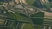 VIDEO Autostrada Moldovei A7: UMB așterne asfalt la cel mai mare nod rutier, primul de tip turbion din România