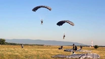 Incidente la o bază militară de lângă Buzău: Parașutiști în pericol