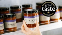Prima zacuscă din România premiată Great Taste. Este un brand produs în județul Bacău, în loturi mici, de familia Rusu