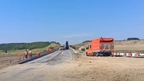VIDEO Autostrada Moldovei: Muncitorii lui Umbrărescu racordează Centura Bacău cu noile tronsoane ale A7