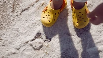 Top 7 Crocs pentru copii care rezistă la joacă și la spălat