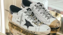 Tinerii dau sute de euro pe ei: Golden Goose, care rivalizează cu Jordanii și Rick Owens, deschide magazin la București