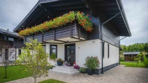 FOTO Investiție de 10 milioane de euro lângă Brașov: Cum arată casele alpine dezvoltate de grupul Teleferic Grand Hotel și cât costă o vilă