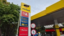 PREMIERĂ Benzina s-a scumpit azi și a sărit de pragul de 10 lei pe litru