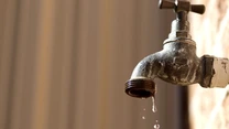 Criza apei în SUA. Infrastructura învechită şi legile privind poluarea şi schimbările climatice provoacă probleme la facturi şi aprovizionarea cu apă pentru americani
