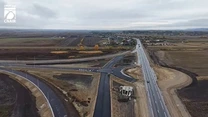 VIDEO Autostrada A7 Bacău – Pașcani: Ce lucrări execută pe ploaie muncitorii lui Umbrărescu pe lotul 1, ajuns la 71,70%