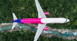 Wizz Air încearcă să profite cât poate de dificultățile prin care trece Blue Air. Compania oferă bilete cu tarife speciale pentru pasagerii firmei concurente