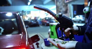 Carburanții s-au ieftinit azi cu 50 de bani pe litru la benzinăriile lanțurilor mari. Ce trebuie să știe clienții