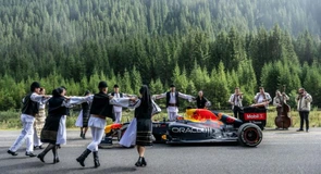 Un monopost de Formula 1 al Red Bull Racing a parcurs Transalpina românească