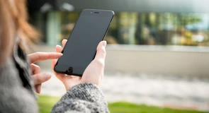 36% dintre români folosesc smartphone-ul peste 7 ore pe zi – studiu