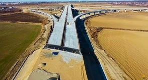 Autostrada Bucureștiului A0: Alsim Alarko așterne asfalt la pasajul peste Autostrada Soarelui VIDEO