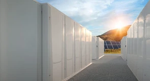 Austriecii care pus prima baterie vin acum cum cu cea mai mare instalație de stocare din România: au luat licența de exploatare comercială pentru o unitate de 37,5 MW, pusă într-un parc solar