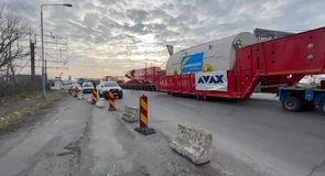 Un gigant intră în România. 118 metri lungime, 753 de tone – Ce restricţii de circulaţie vor fi pentru „mamutul” care se duce la termocentrala de la Mintia