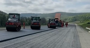VIDEO Autostrada Transilvania: UMB așterne asfalt pe tronsonul Nădășelu – Zimbor
