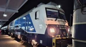 FOTO Locomotivă CFR Călători, modernizată de Softronic, tractează un tren internațional. De ce e specială