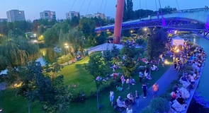 Celebra pasarelă suspendată din parcul Drumul Taberei trebuie acum reparată. Contract de 300.000 de euro scos la licitație