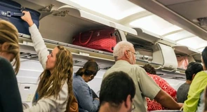 Taxele pe bagajele de cabină au devenit mina de aur a operatorilor low-cost. Peste 10 miliarde euro încasaţi în 2024, Ryanair domină clasamentul