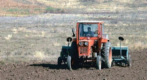 Motorină mai ieftină pentru fermieri. Nu vor mai plăti TVA și acciza pentru combustibilul folosit pentru lucrările agricole
