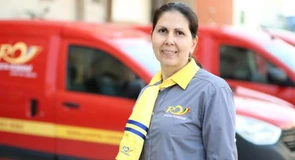 Poșta Română cumpără cu 2,5 milioane de lei uniforme noi pentru angajați