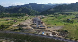 Autostrada A1 Sibiu – Pitești: Imagini noi cu secțiunea 2, cea din munte. Ce spun pasionații de infrastructură despre progresul constructorului din Turcia