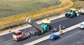 VIDEO Autostrada Transilvania A3: Construcții Erbașu a început lucrările de asfaltare pe lotul Suplacu de Barcău – Chiribiș