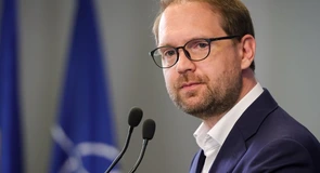 USR vrea să desprindă, măcar parțial, angajații statului de banii publici