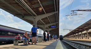 Drumul spre mare cu trenul direct: Oradea-Mangalia în 27 de ore. Trenul care a plecat ieri din Oradea are 7 ore întârziere