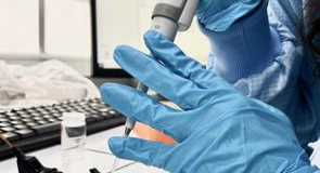 Asigurarea la sănătate în noua lege: fără scutire de la plata CASS pentru coasiguraţi. CASS reţinută din indemnizaţia de creşterea copilului. Scad indemnizaţiile de concediu medical pentru concedii scurte. Plata în tranşe inegale a asigurării opţionale