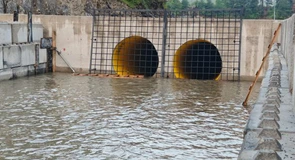 Un efort care pare tardiv. Salrom a finalizat lucrările de deviere provizorie a cursului pârâului Corund din localitatea Praid. Este vorba de cursul de apă care a inundat și distrus salina