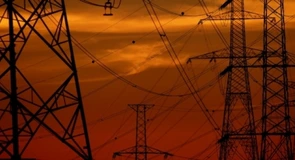 Au căzut din stâlpii unei linii electrice de 220 kV a Transelectrica