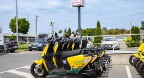 Glovo, Uny și Kaufland introduc 20 de vehicule electrice și stații de încărcare pentru livratorii din Constanța
