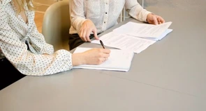 Agențiile de turism din UE vor putea opera în România fără licență locală. Ministerul Economiei pregătește modificări legislative