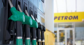 IEFTINIRE RECORD în benzinării, azi. Carburanții s-au ieftinit de două ori în aceeași zi, cât costă acum benzina și motorina