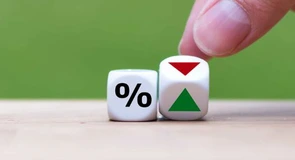 Mai vin și vești bune pentru Guvernul Bolojan. O mare agenție de rating urcă nivelul României. Șansă pentru dobânzi mai mici