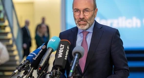 Influentul europarlamentar german Manfred Weber anunță că marți Comisia Europeană va prezenta modificarea termenului de 2035 pentru interzicerea vânzării de mașini echipate cu motoare termice