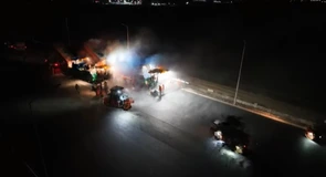 VIDEO Autostrada A7 Focșani – Bacău: UMB asfaltează noaptea în zona Tișița, în lupta contra-cronometru pentru deschiderea traficului în 2025